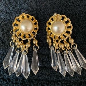 Goldtone clip on earrings, good used condition.